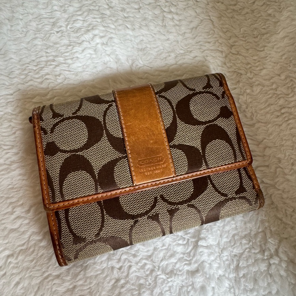 Short wallet coach